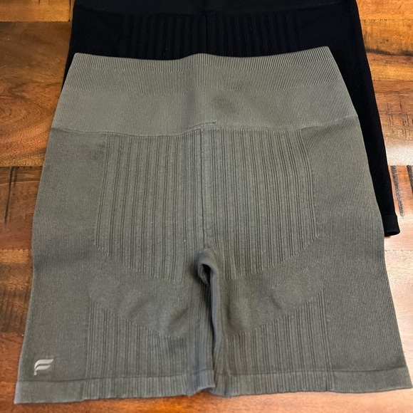 Fabletics Seamless Rib Shorts 6” | Black & Taupe Slate Gray | Size XL - Picture 5 of 6